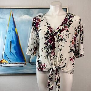 LUQ Blouse from Stitch Fix
Rhee Tie Front Top size Small
NWT